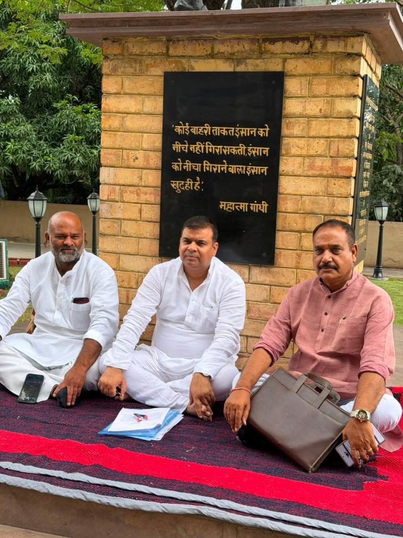 कैलारस शक्कर कारखाने के मुद्दे पर जौरा विधायक पंकज उपाध्याय का विधानसभा परिसर में धरना