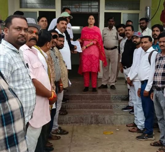 CM हेल्पलाइन अधिकारियों पर प्रताड़ना का आरोप, सचिव की मौत के बाद ग्रामीणों का प्रदर्शन